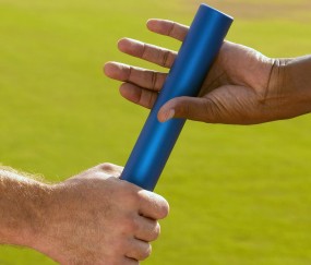 爱游戏体育官方 -篮球赛场焦点！中国队对阵美国队，关键一战，双方鏖战至最后一刻